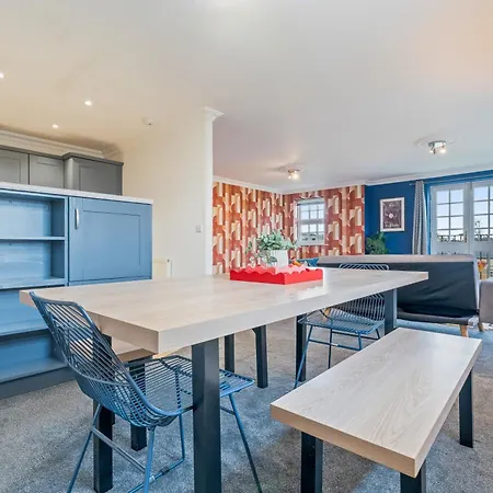 Apartment Artist Abode In